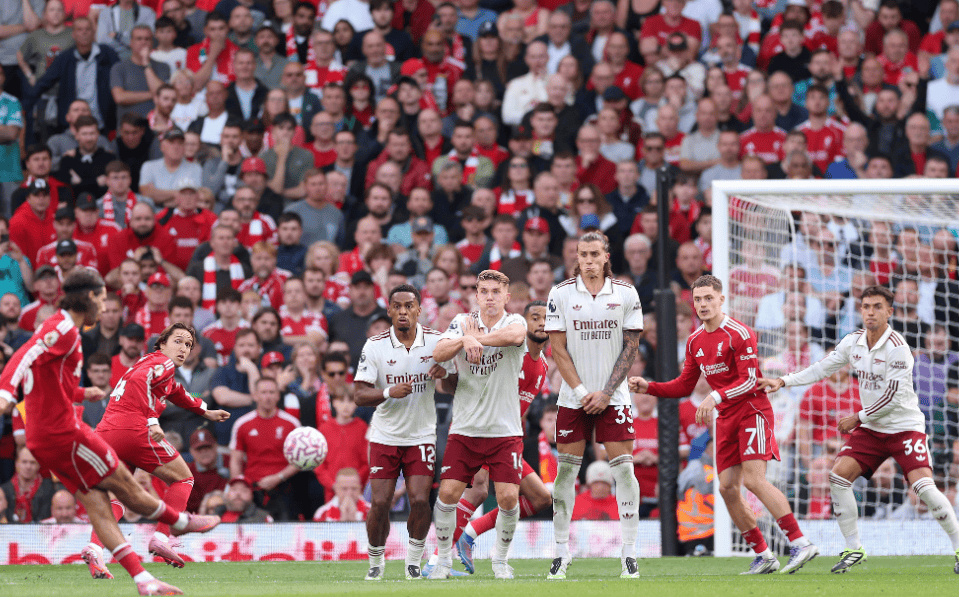 布拉德利：我小时候经常在自家花园里滑铲模仿杰拉德