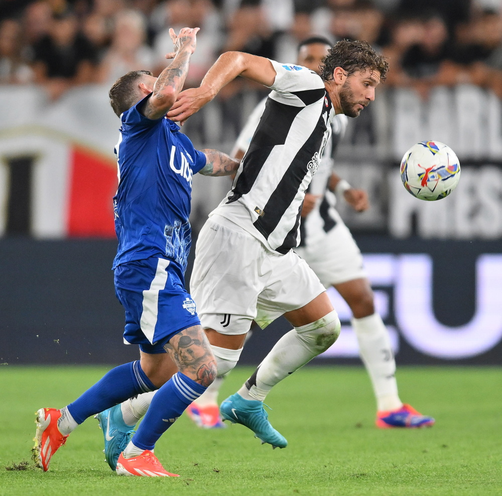 悼念若塔，红军名宿汤普森与毕包主席赛前在KOP看台前献花圈