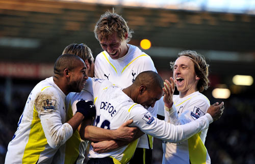 梅西太内向了，主持人说第一句就想拿着奖杯走，不到三年拿四冠